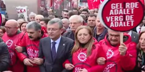 CHP Lideri Özgür Özel DİSK’in yürüyüşüne katıldı: Adaletsiz vergi düzenine itiraz ediyoruz